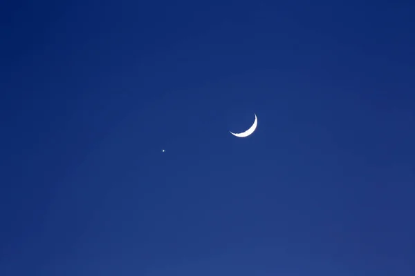 Croissant lune et planète venue — Photo