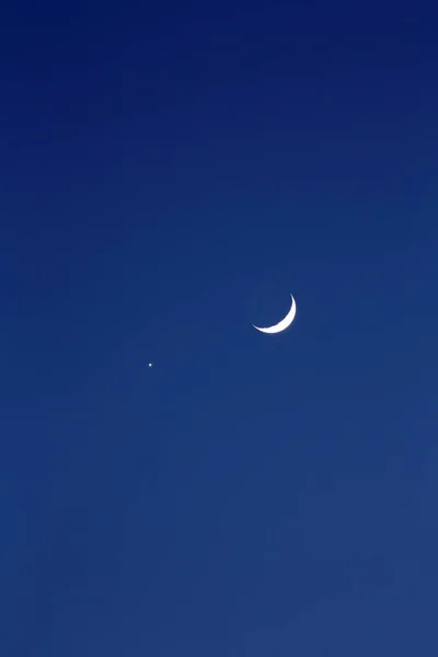 Luna creciente y planeta venus — Foto de Stock