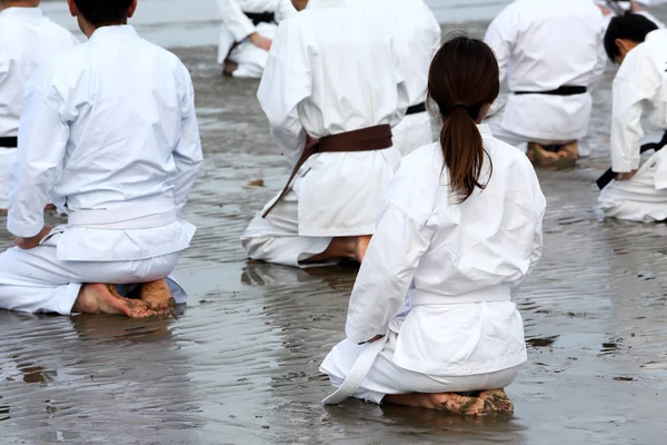 Trénink karate na pláži — Stock fotografie