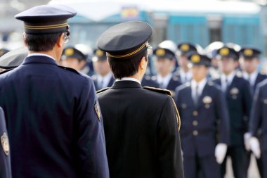 Japon polis memurları stand üst üste