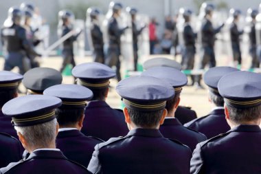 Japon polis memuru arkadan görünüm