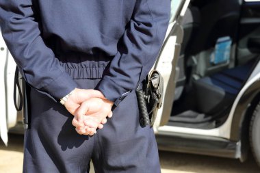 Japon polis memurunu arkadan görünüm