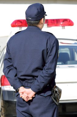 Japon polis memuru arkadan görünüm