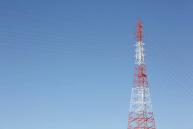 Elektrik pilon ve çelik kablolar