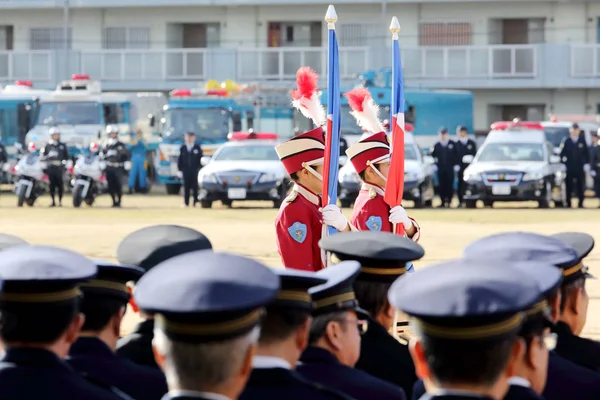 Japon polis memurları geçit töreninde gerçekleştirmek — Stok fotoğraf