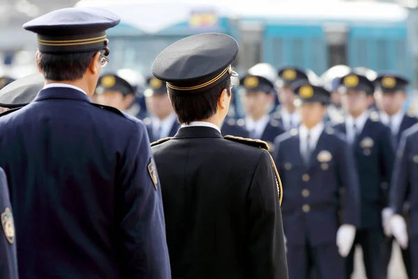 Japanische Polizisten stehen in einer Reihe — Stockfoto