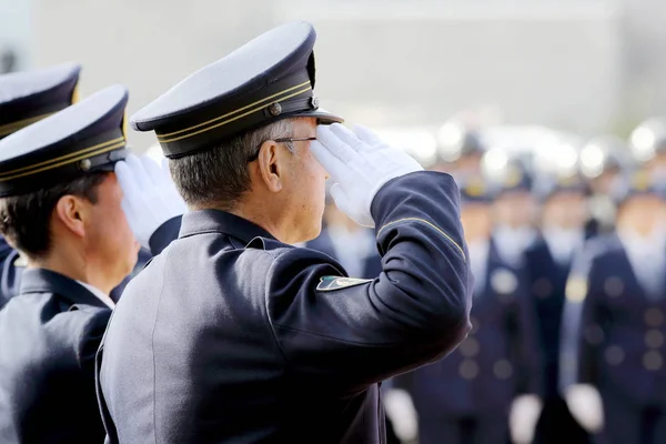 Saludando a oficiales de policía japoneses —  Fotos de Stock