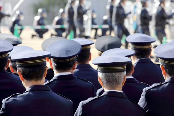 Visão traseira dos policiais japoneses — Fotografia de Stock