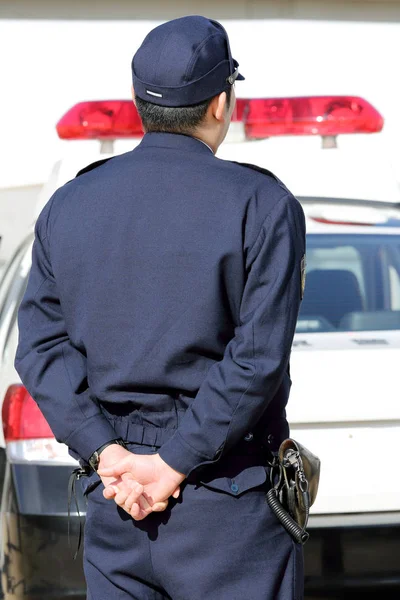 Japon polis memuru arkadan görünüm — Stok fotoğraf