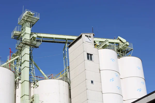 Entrepôt industriel et silo de stockage — Photo