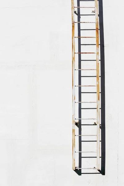 Metalen ladder op cement muur — Stockfoto