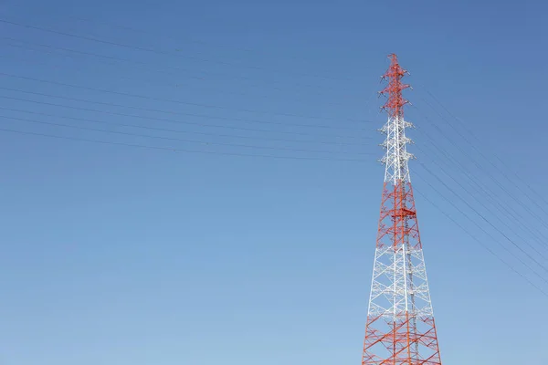 Energii elektrycznej kable pylon i stali — Zdjęcie stockowe