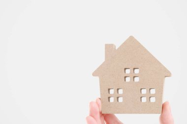 Evin minyatür model tutan el 