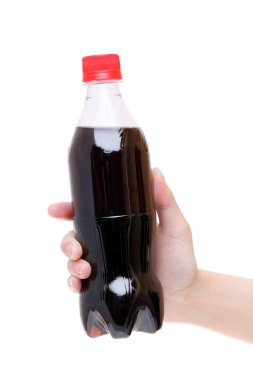 Bir plastik şişe suyu tutan el