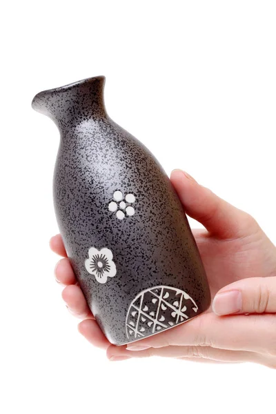 Hand innehav japansk sake flaska — Stockfoto