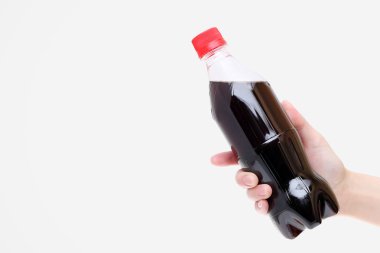 Bir plastik şişe suyu tutan el