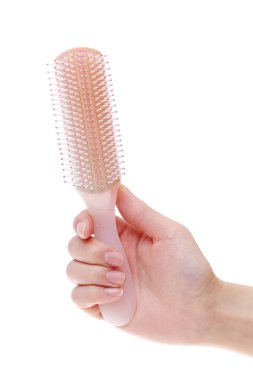 Plastik saç fırçası tutan el