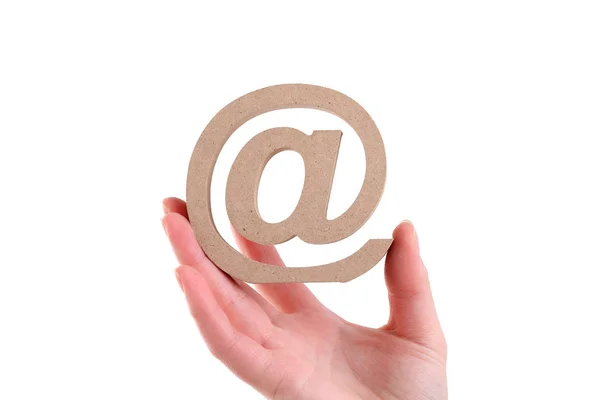 Mão segurando símbolo de e-mail de madeira — Fotografia de Stock