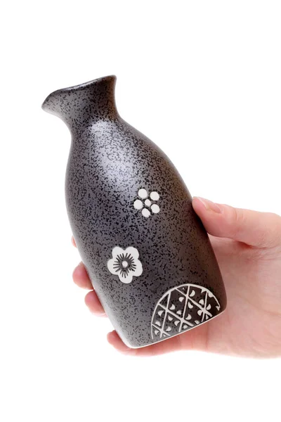 Main tenant bouteille de saké traditionnelle — Photo