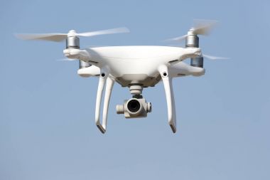 Gökyüzünde uçan İHA 