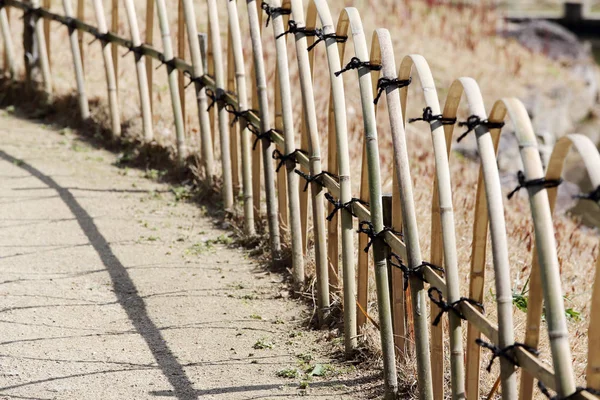 Valla de bambú en un jardín japonés — Foto de Stock