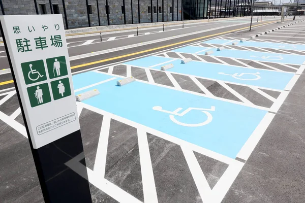 Weg markeren voor gehandicapten parkeren — Stockfoto