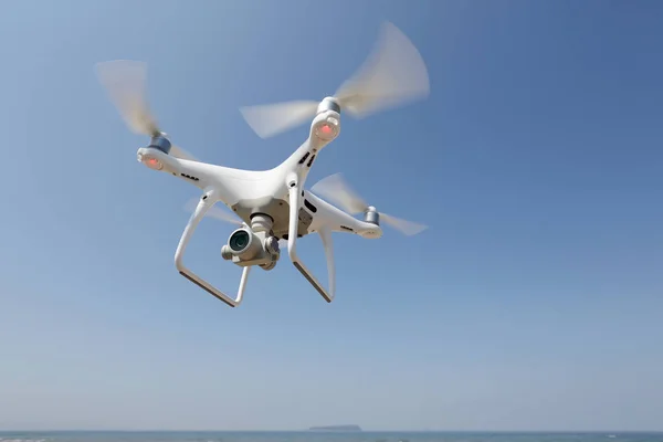 Dron volando en el cielo —  Fotos de Stock