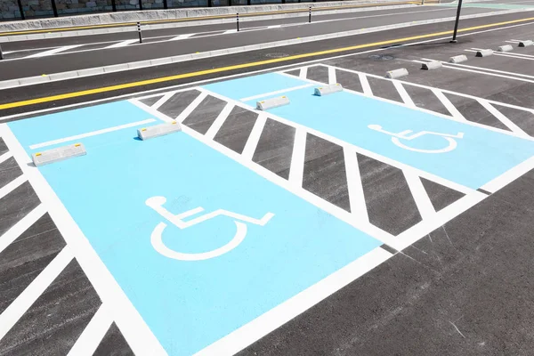 Segnaletica stradale per parcheggio per disabili — Foto Stock