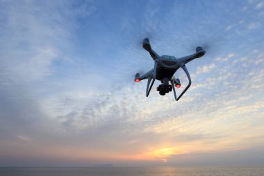 Gün batımı gökyüzünde uçan ile dört helikopter uçak