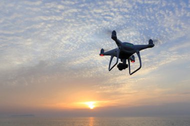 Gün batımı gökyüzünde uçan ile dört helikopter uçak