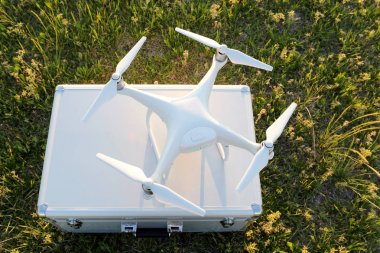 Metal çanta üzerinde uçuş öncesi hava