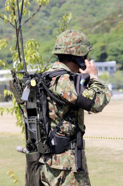 Japon bir alıcı verici omuzlu