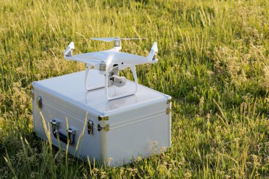 Metal çanta üzerinde uçuş öncesi hava