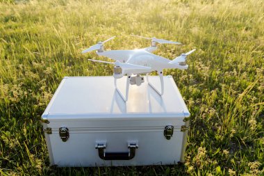 Metal çanta üzerinde uçuş öncesi hava