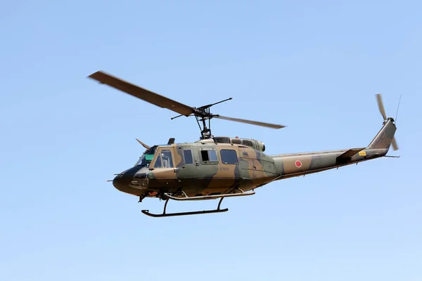 Летный японский военный вертолет — стоковое фото