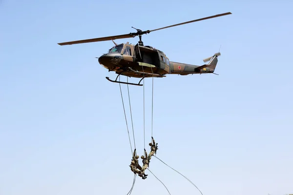 Japanse militaire helikopter tijdens de vlucht — Stockfoto