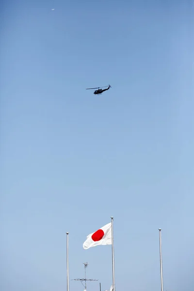 Японский флаг на ветру — стоковое фото