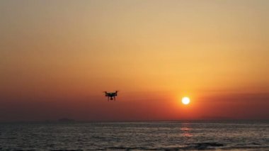 Drone günbatımı gökyüzünde uçan ile uzaktan kumandalı 