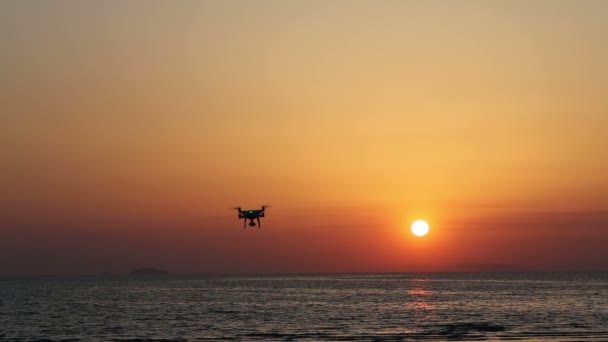 Ferngesteuerte Drohne mit Flug in den Sonnenuntergangshimmel — Stockvideo