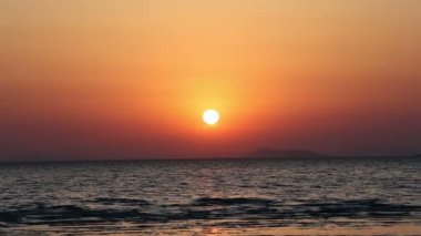 güzel gün batımı ile denize uçan kuşlar 