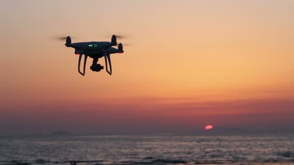 Drone controlado remotamente no céu do por do sol — Vídeo de Stock