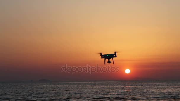 Drohnen-Quad-Copter mit Fliegen am Himmel bei Sonnenuntergang — Stockvideo