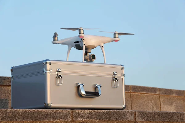 Drone antes del vuelo en bolsa de metal — Foto de Stock