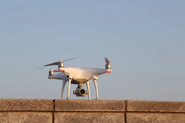 Drone antes del vuelo en ladrillo de hormigón —  Fotos de Stock