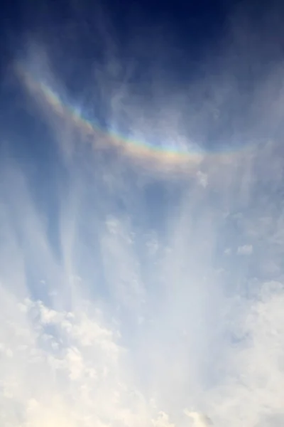 Цветная радуга с облаками — стоковое фото