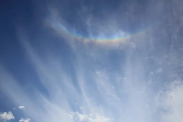 Kleurrijke regenboog met wolken — Stockfoto