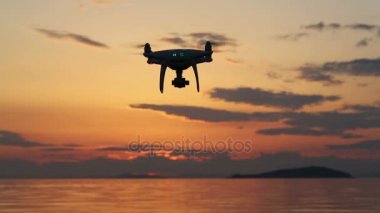 Drone ile günbatımı gökyüzü uçan
