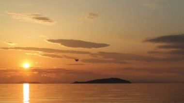 Drone ile günbatımı gökyüzü uçan