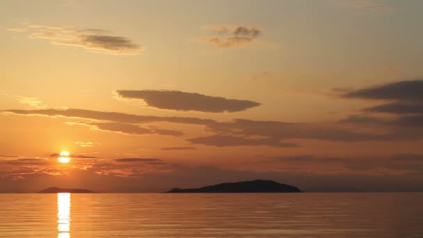 Hermosa playa puesta del sol y paisaje marino — Vídeo de stock