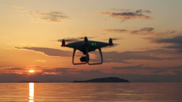 Drone πετώντας με λήξης ουρανός — Αρχείο Βίντεο